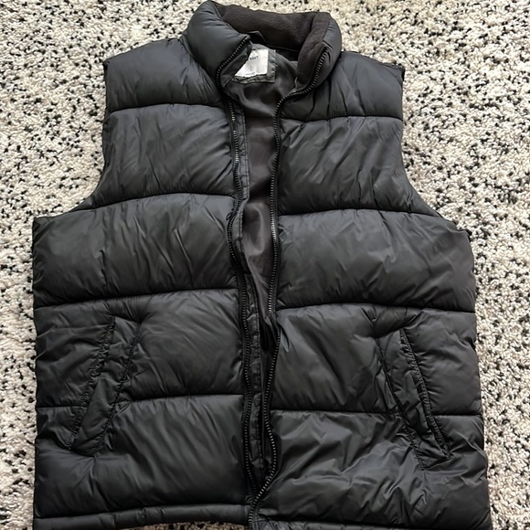 Old navy men’s large black vest goood condition used - Picture 2 of 2